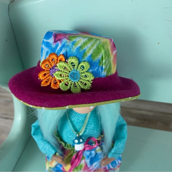 🚫SOLD🚫Tie Dye Hippie Gnome Girl Shelf Sitter Home Decor Hat Bendable Arms Legs - Picture 7 of 13